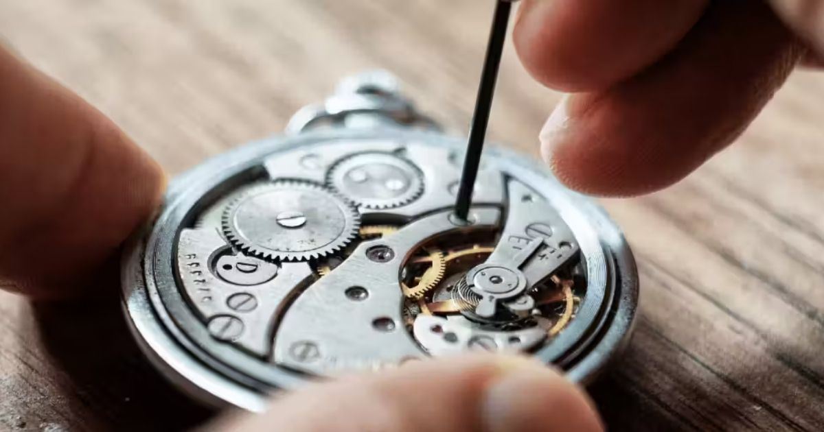 Detalle del reloj cerrándolo con un tornillo