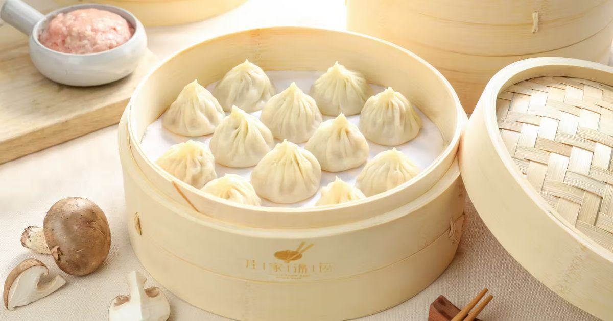 Hübsch angerichtete Xiao Long Bao in einer Box aus dem Restaurant Jia Jia Tang Bao
