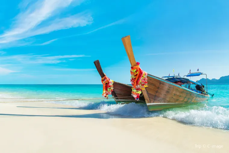 scene of Longtail Boat at Phi Phi Islands