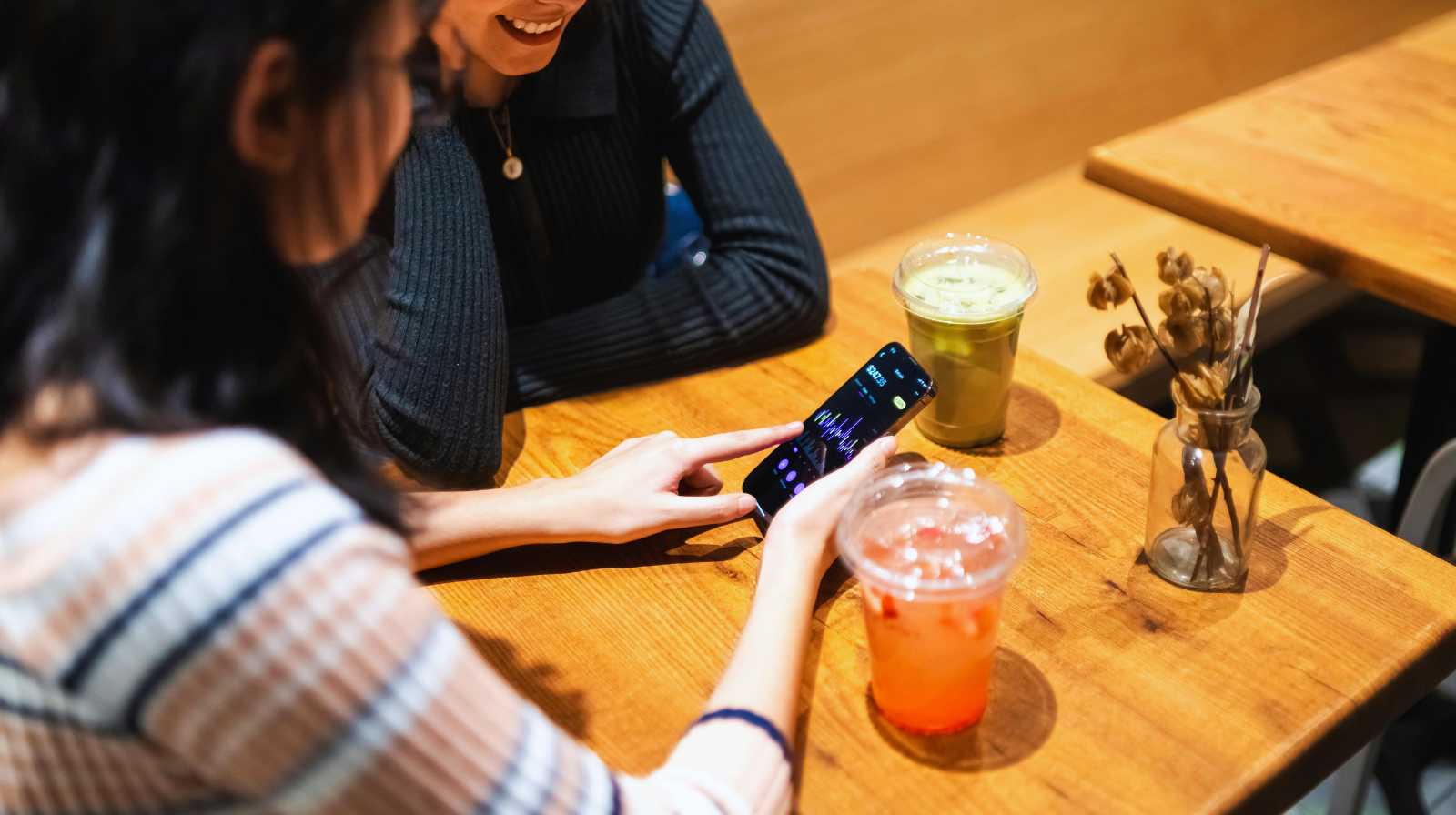 Personas pagando con el móvil en una cafetería, ejemplo de pago digital habitual en China