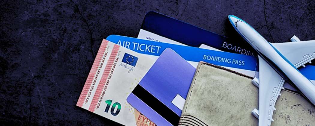 Billets d'avion, cartes et passeport prêts pour un voyage international en Indonésie