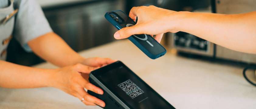 Persona pagando con QR en China