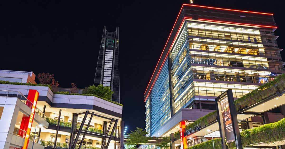 Centros comerciales y edificios iluminados por la noche en el distrito de Xinyi, una de las principales zonas de compras de Taipéi