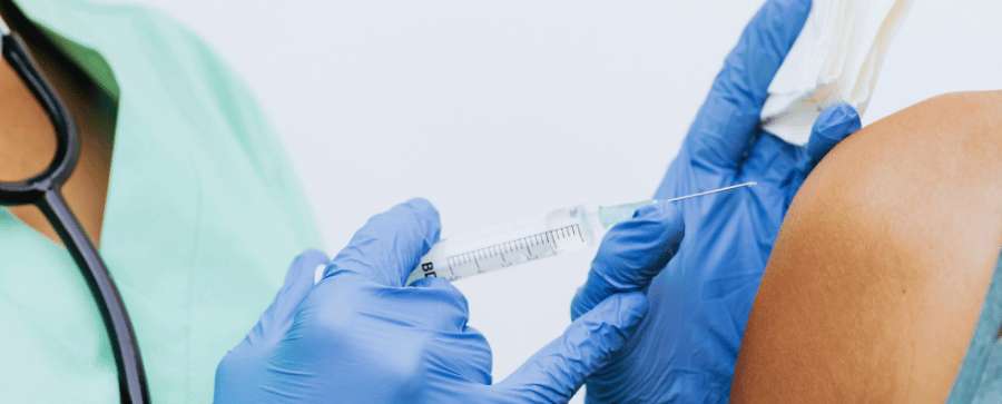 Personal sanitario administrando vacuna como parte de los requisitos médicos para viajar a Malasia