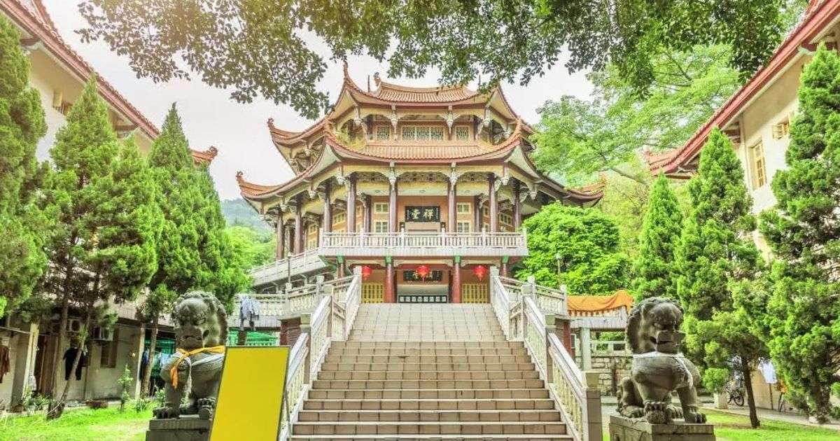 Templo budista South Putuo al pie de los picos Wulao en Xiamen. 