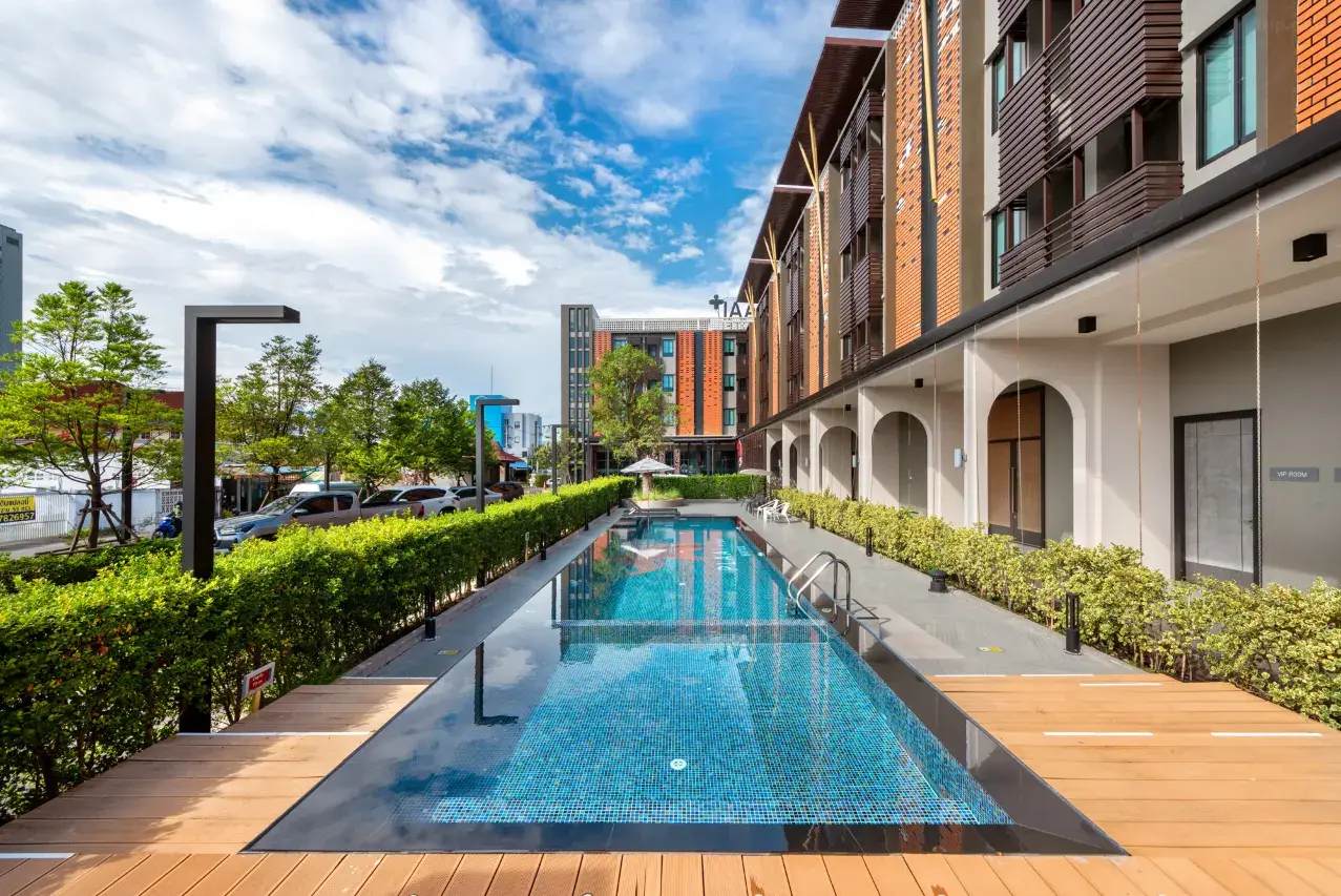 ด้านนอกของโรงแรมพลายพลัส ระยอง