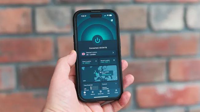 หน้าจอสมาร์ตโฟนขณะเตรียมติดตั้งแอปอินเทอร์เน็ตและ VPN ก่อนเดินทางไปจีน&nbsp;