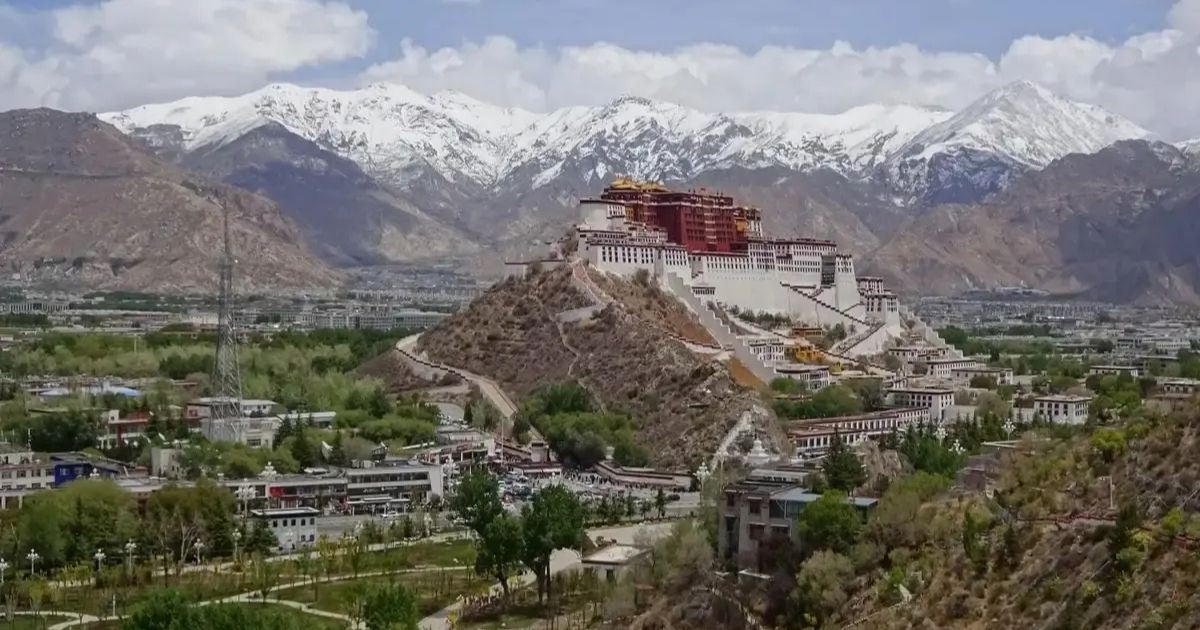 Vista del Palacio de Potala desde la montaña Yaowang.