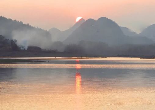 ทะเลสาบหงเฟิง (Hongfeng Lake) ล่องเรือชมวิวภูเขาและผืนน้ำ&nbsp;