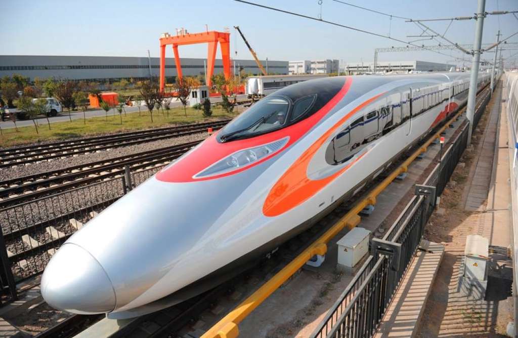 เดินทางด้วยรถไฟความเร็วสูง (High-Speed Train)&nbsp;