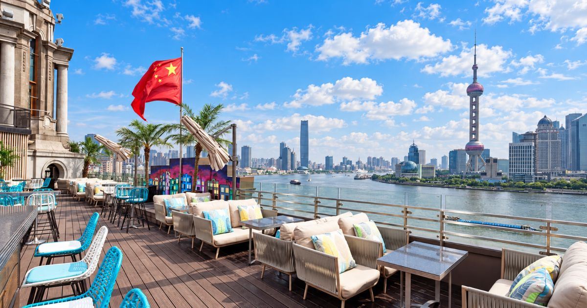 Terrasse des POP on the Bund mit Blick auf den Huangpu-Fluss und die Skyline von Pudong