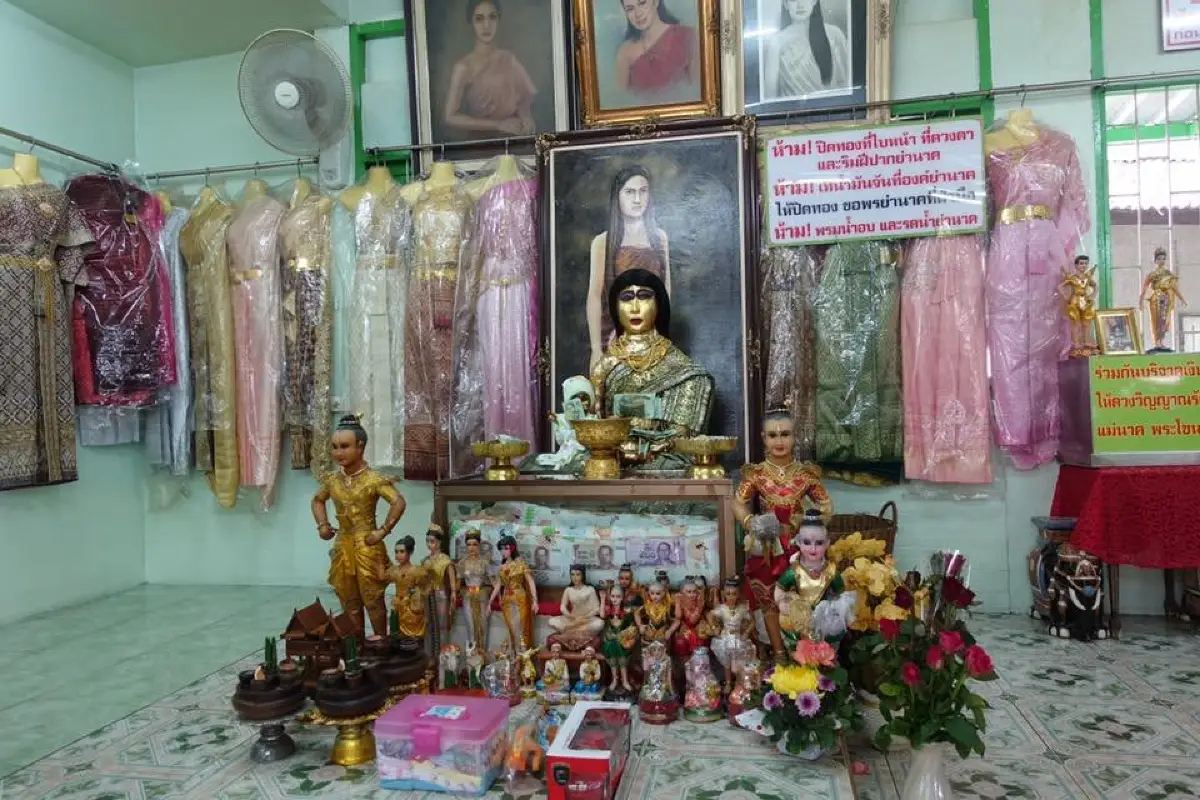 ศาลแม่นาค พระโขนง