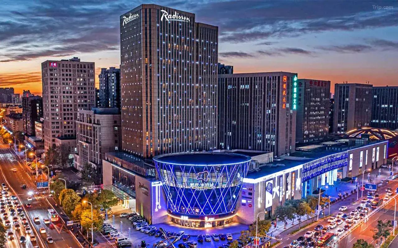 วิวยามค่ำคืนของ Radisson Hotel Tianjin Aqua City