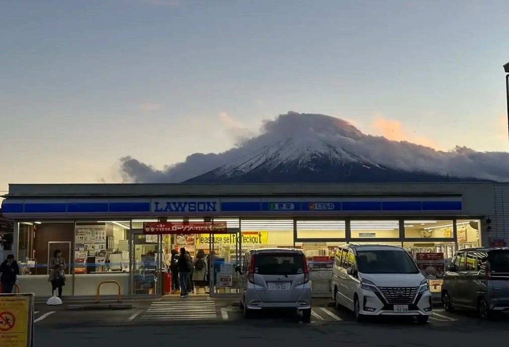 Lawson convenience store with iconic Mount Fuji view in Fujikawaguchiko