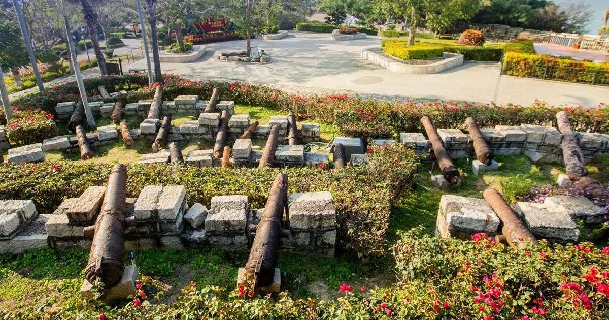 Interior de la Fortaleza de Hulishan y sus antiguas defensas costeras en Xiamen. 