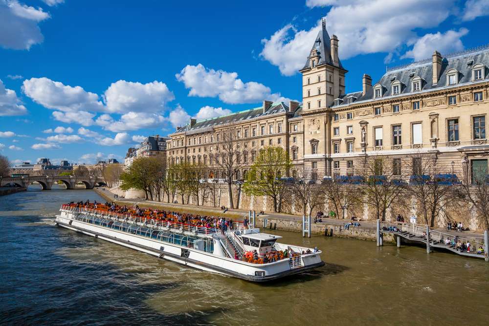ล่องเรือแม่น้ำแซน (Seine River Cruise)