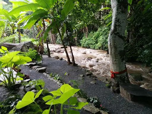 6. ผาน้ำลอด 