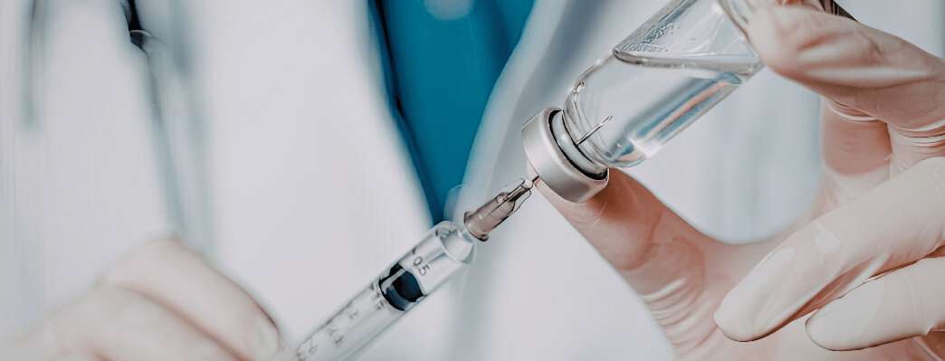 Préparation d'un vaccin en seringue comme formalité sanitaire pour voyager en Indonésie