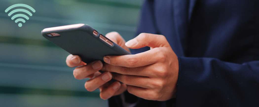 Persona utilizando internet móvil durante un viaje