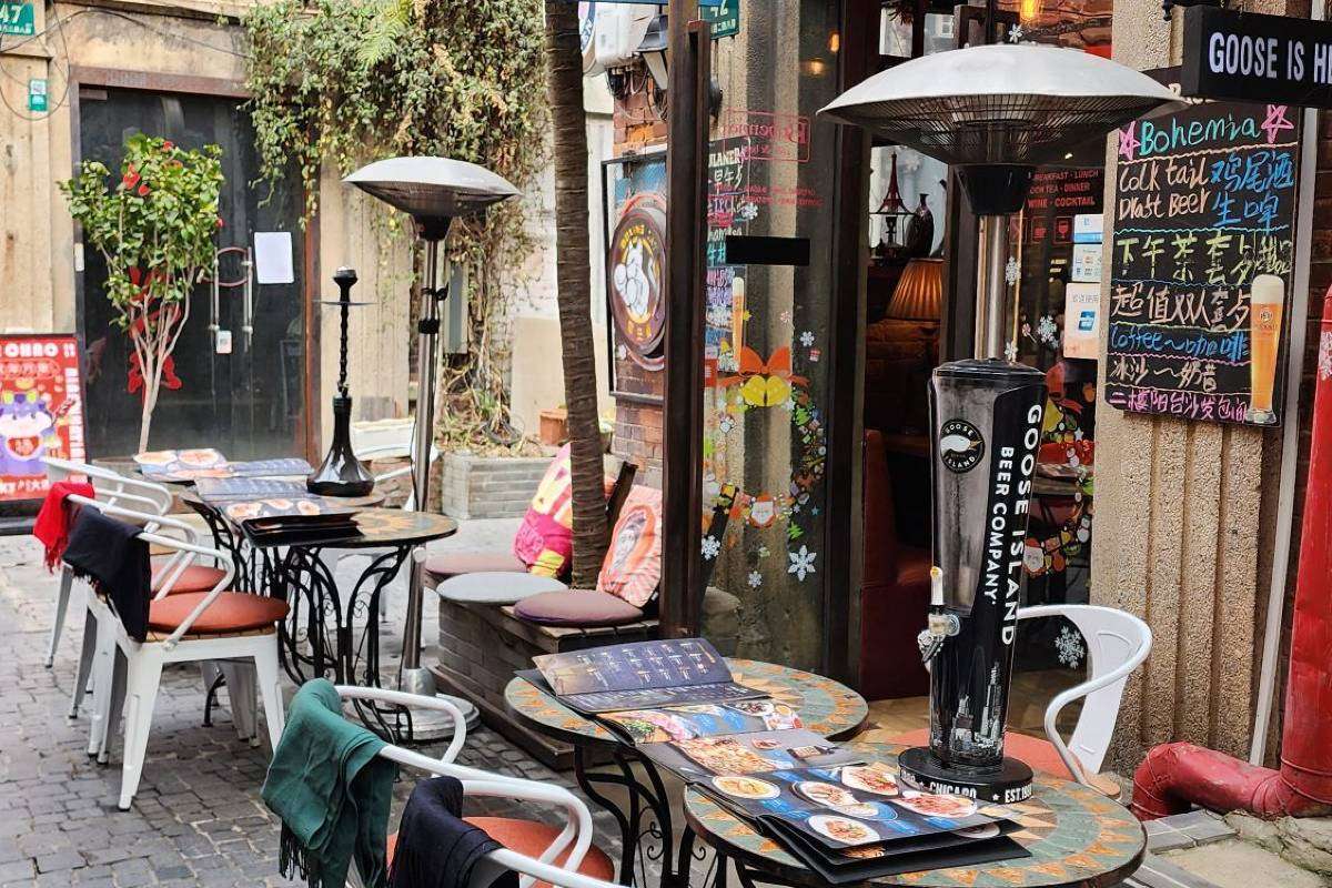 ลิ้มลองสตรีทฟู้ดและนั่งจิบกาแฟที่คาเฟ่เก๋ๆ