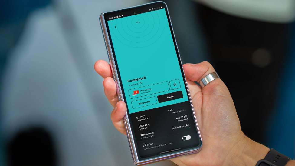 หน้าจอแอป VPN บนสมาร์ตโฟนขณะตรวจสอบการเชื่อมต่อเซิร์ฟเวอร์&nbsp;