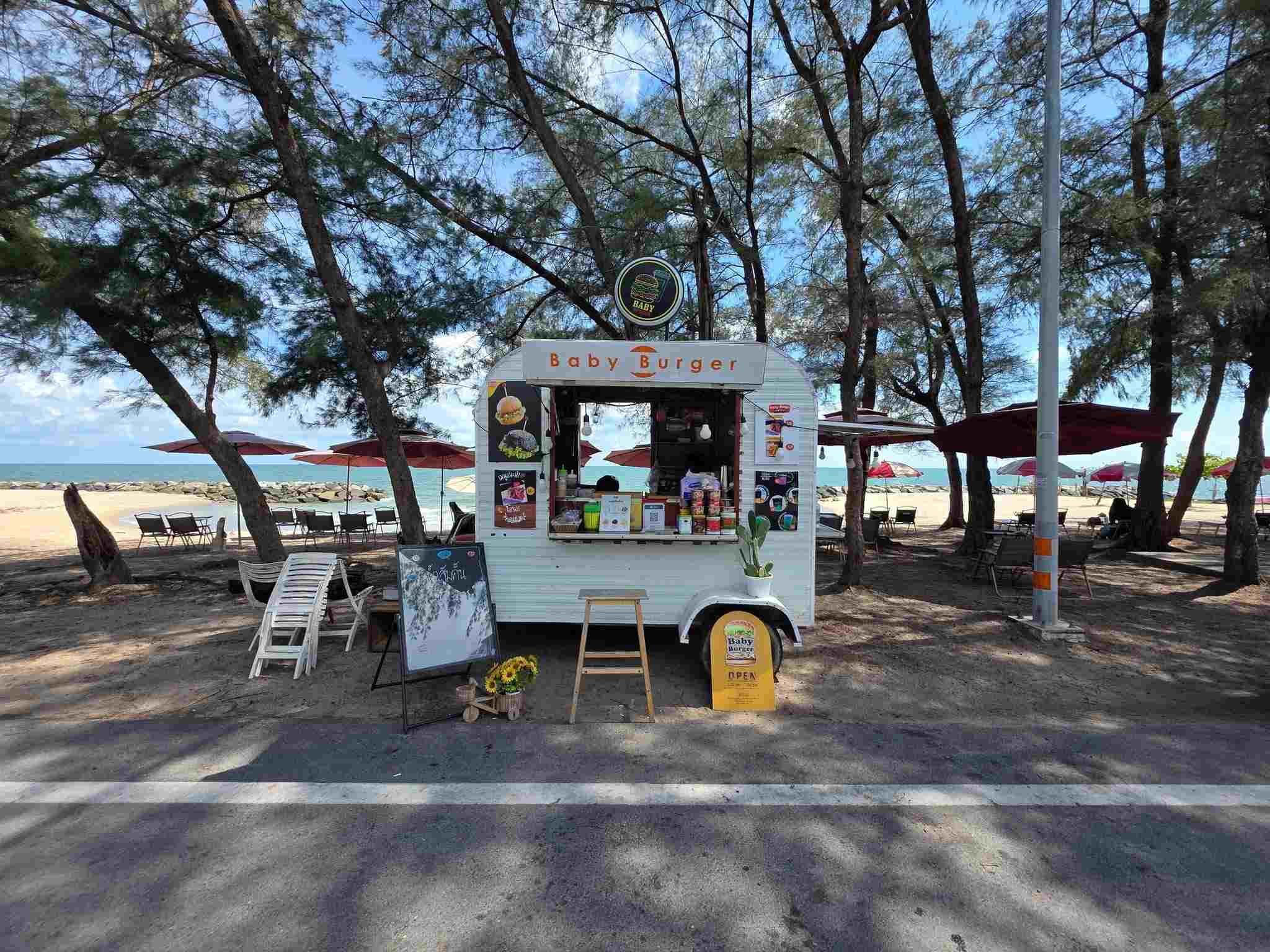 หน้าร้าน Baby Burger ริมหาดแหลมเจริญ