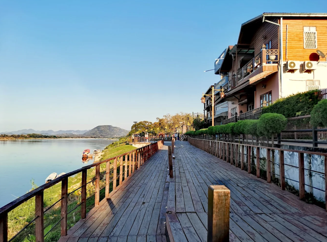 ชายโขงริเวอร์ไซด์ปาร์ค 