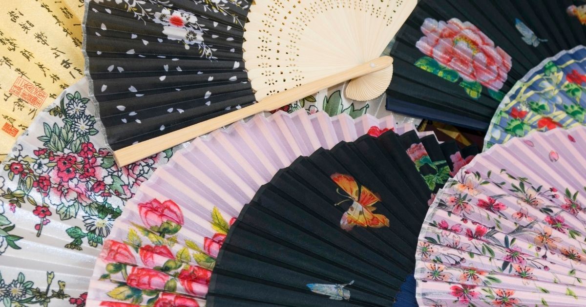 Abanicos artesanales chinos decorados, un souvenir tradicional para comprar en Shenzhen
