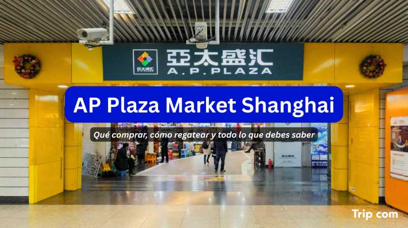 Entrada del AP Plaza Market en Shanghái con letrero visible y personas entrando