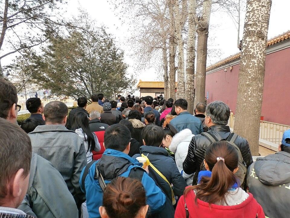 Fila de visitantes no entorno da Praça Tiananmen, em Pequim