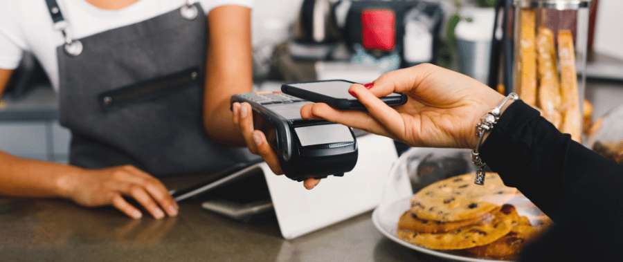 Pago sin contacto con un teléfono móvil en un establecimiento comercial