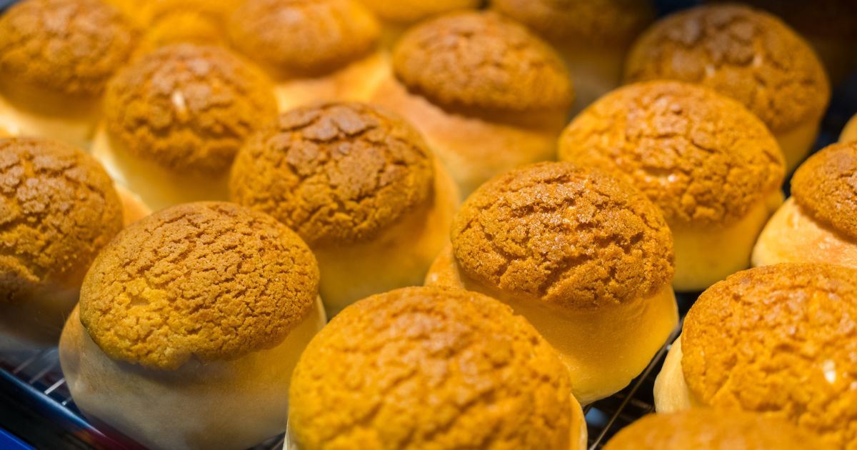 Panecillos de piña o bo lo bao, un dulce tradicional de las panaderías de Hong Kong.