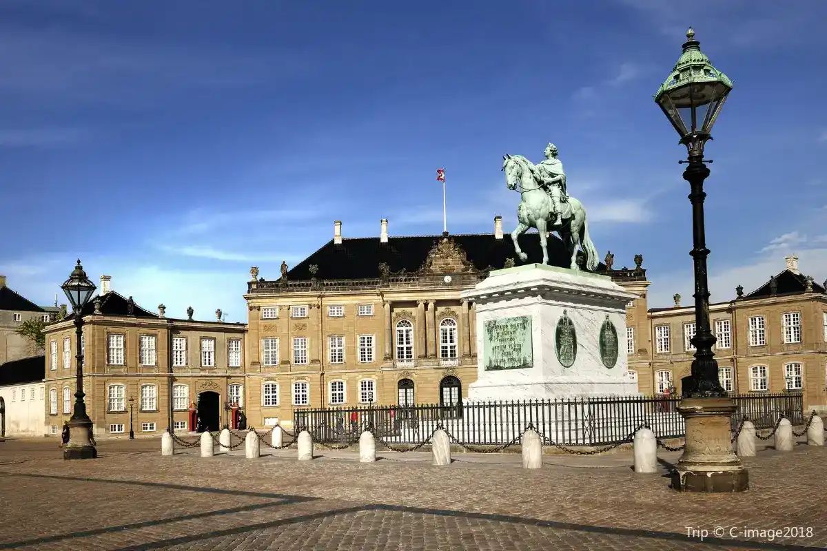 ปราสาทอามาลิเอนบอร์ก (Amalienborg Palace)