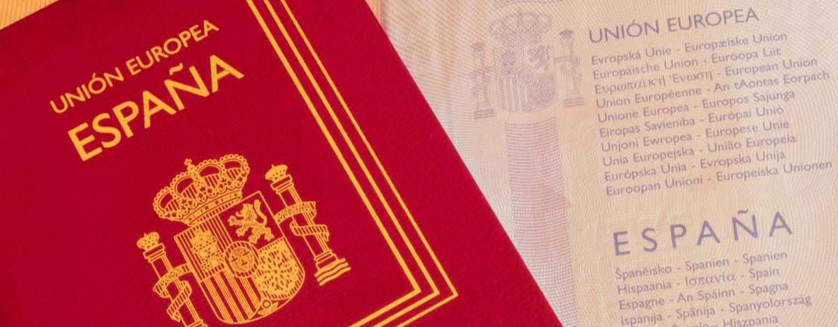 Pasaporte español sobre fondo de documento oficial de la Unión Europea en primer plano