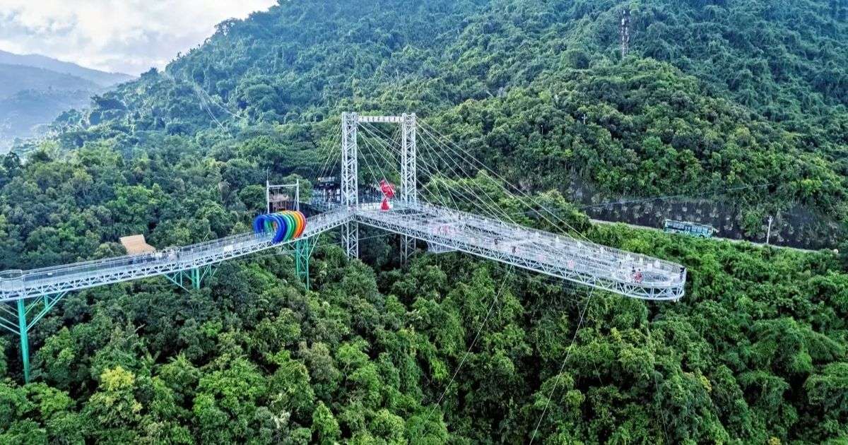 Puente colgante panorámico entre las montañas y la selva del parque tropical de Yanoda.