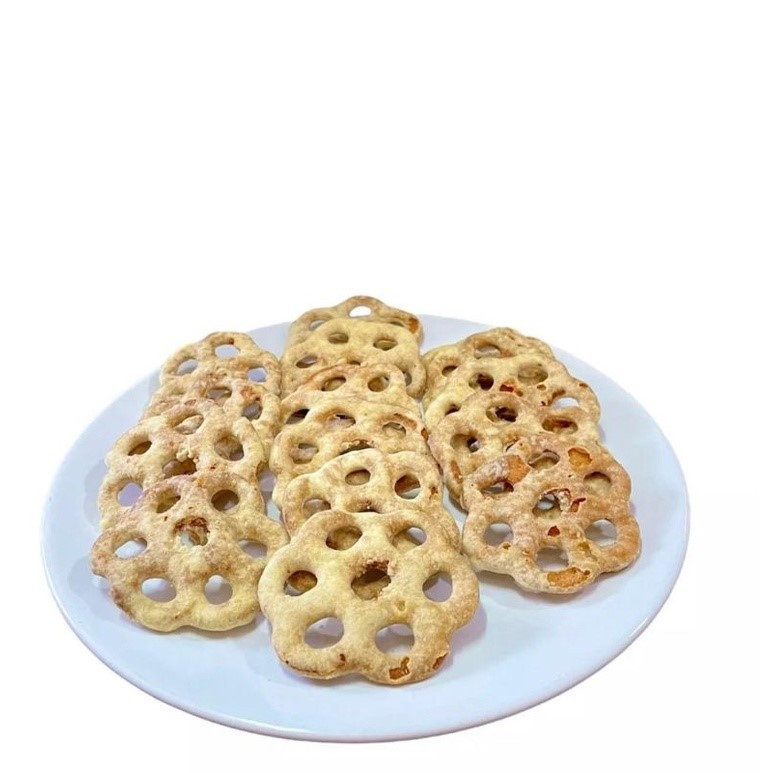 A plate of kuih cincin