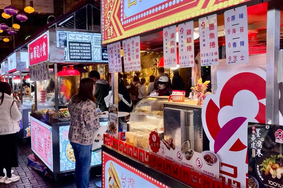Exploring Temple Street Night Market 
