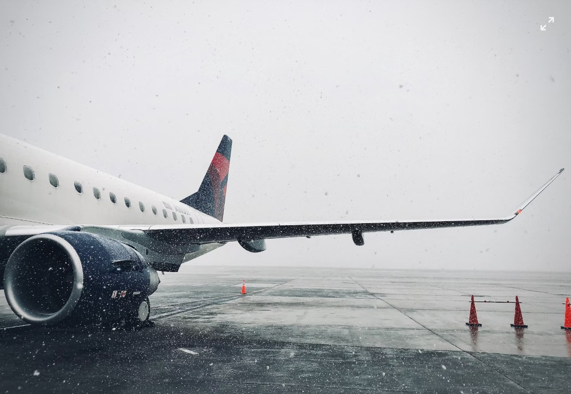 Отмена и задержка рейса: самолет задерживается на взлетно-посадочной полосе