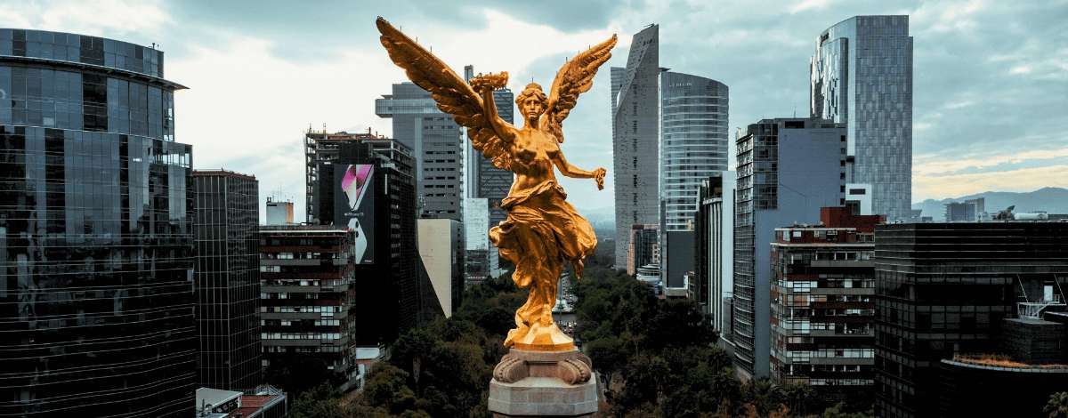 Ángel de la Independencia en Ciudad de México rodeado de rascacielos en Paseo de la Reforma