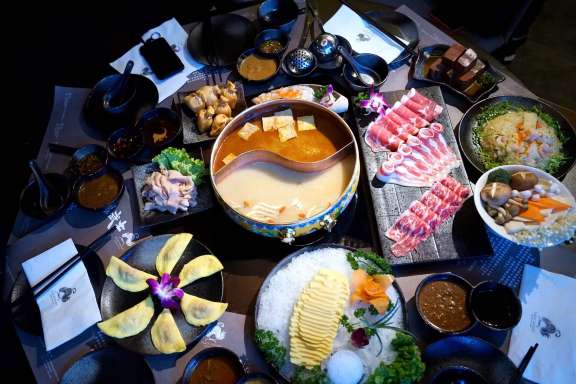 黑武士特色老火鍋 本店 食物