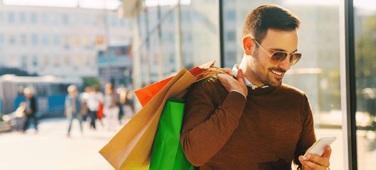 Voyageur avec des sacs de shopping après avoir visité les marchés de Guangzhou