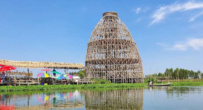 สุ่มปลายักษ์ ตลาดน้ำสะพานโค้ง