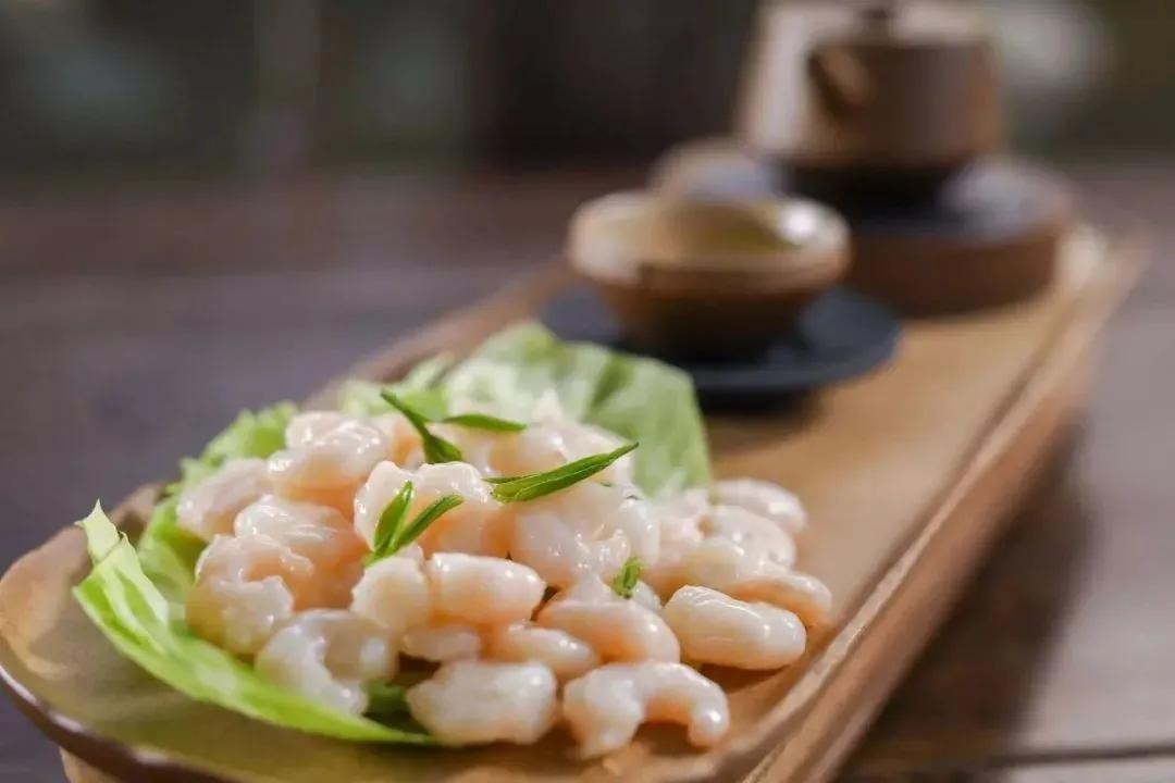 กุ้งผัดชาเขียวหลงจิ่ง