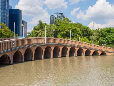 สะพานข้ามบึงน้ำ