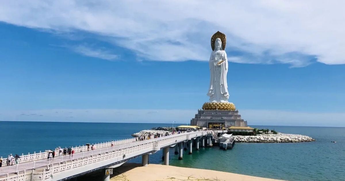 Estatua de Guanyin de 108 metros frente al mar en la Zona Cultural de Nanshan, Sanya