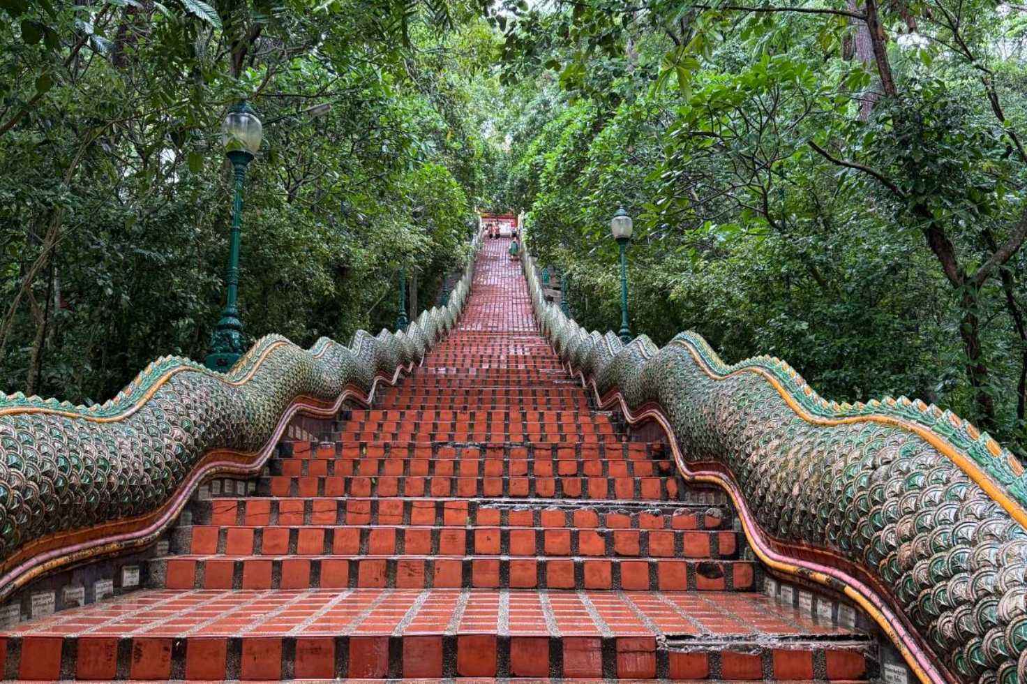 บันไดนาค 306 ขั้น - วัดพระธาตุดอยสุเทพ