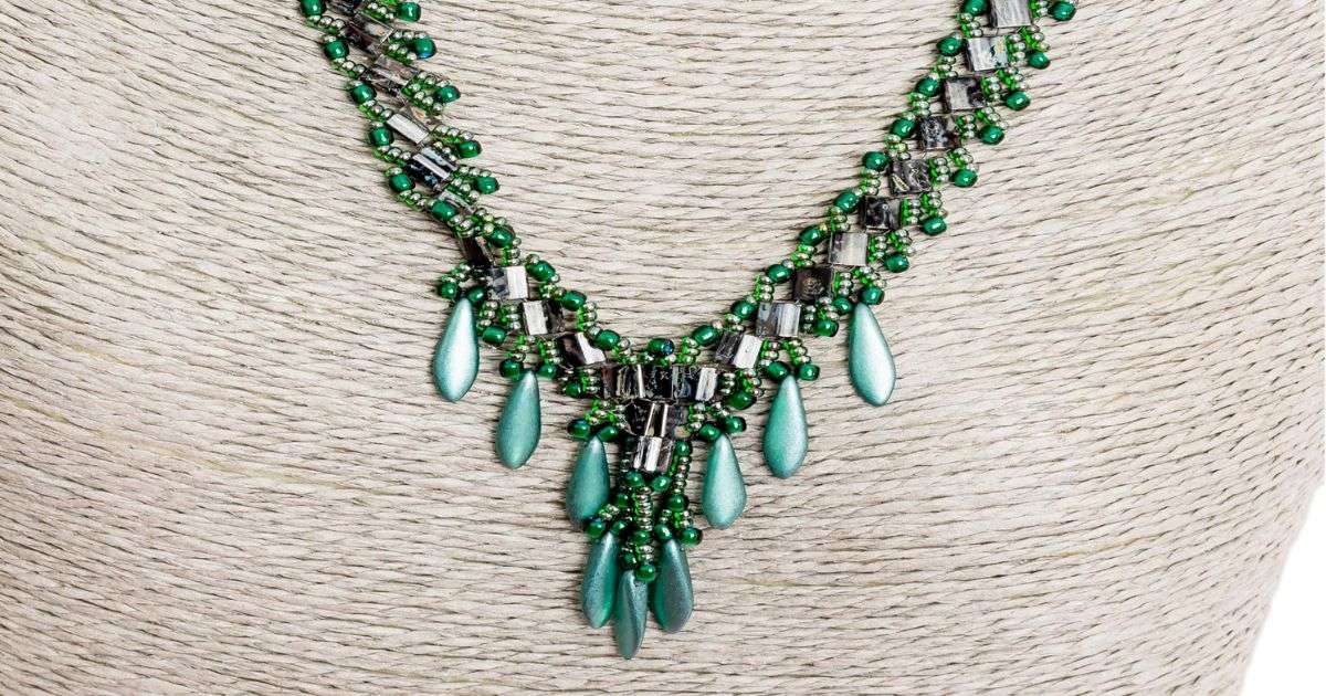 Collar decorativo con cuentas verdes y colgantes en forma de lágrima inspirado en el jade y con algunas piezas de jade.