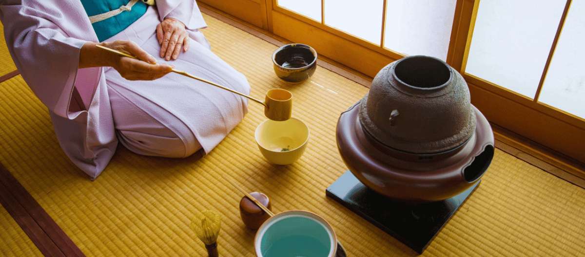 Cérémonie traditionnelle du thé japonais : ustensiles sur tatami et préparation minutieuse