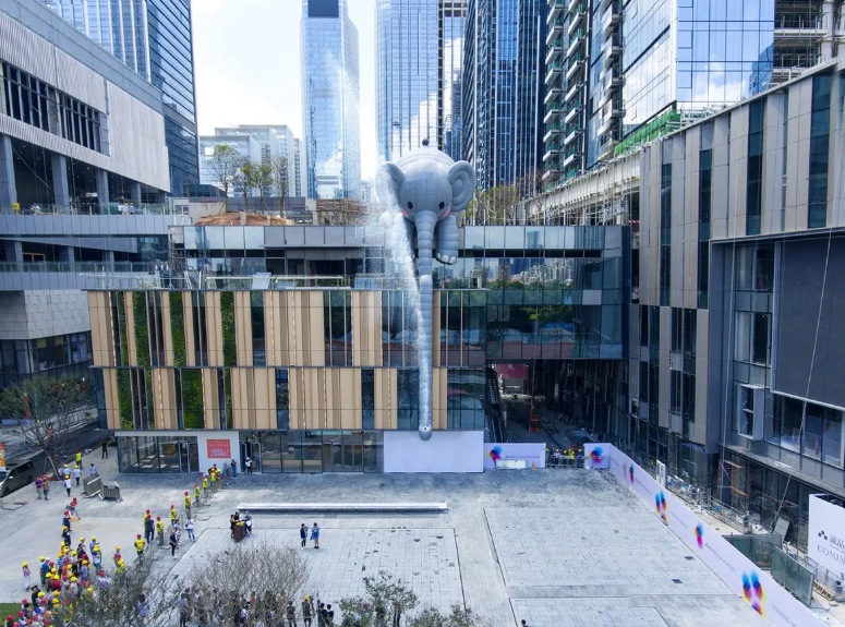 巨型充氣抱抱象「Bubblecoat Elephant」