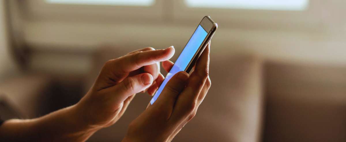 Personne utilisant un téléphone portable